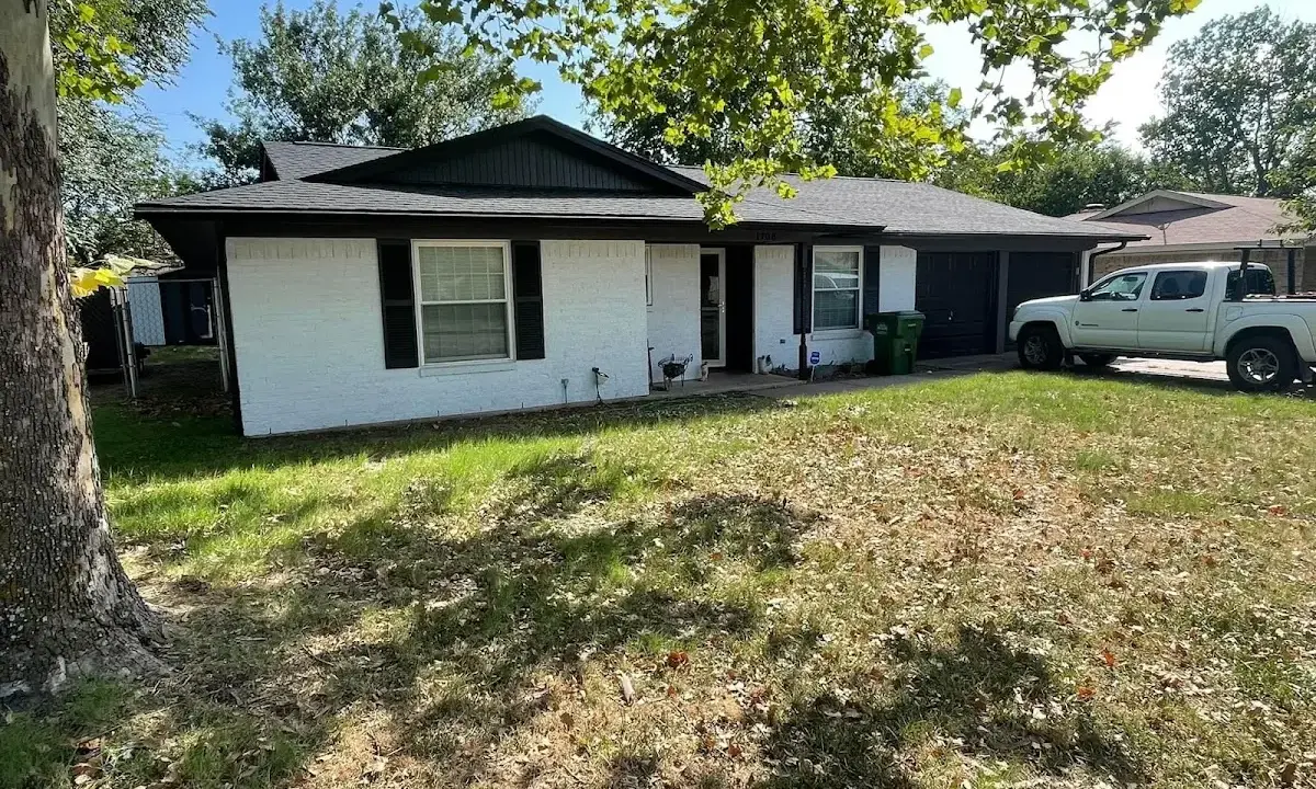 Professional roofing crew working on a residential roof in Brazil
